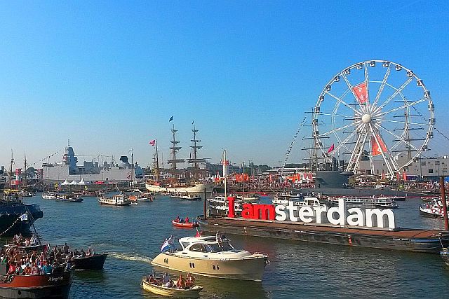 Sommer in Amsterdam: die sonnenglitzernde Stadt