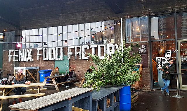 Fenix Food Factory in Rotterdam: Atmosphärische Foodhall mit Brauerei am Wasser