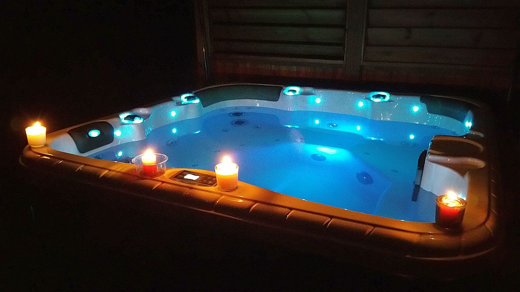 Beleuchteter Jaccuzi Landal Ferienpark Hoog Vaals