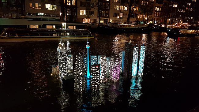 Festival of Lights Amsterdam Skyline in der Gracht