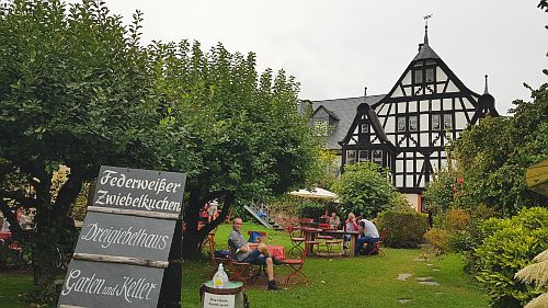 Weingut Dreigiebelhaus Kröv Dreigiebelhaus Weingut Kröv Garten