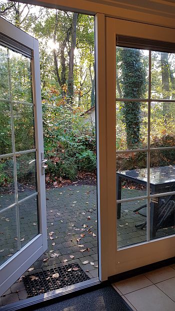 Blick vom Wohnzimmer in den Wald Landal van Bartje Ferienhaus Wohnzimmer-Blick in den Wald Ferienpark Landal van Bartje